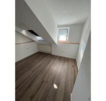 Neuwertige 2-Zimmer-Dachgeschosswohnung mit Loggia & Einbauküche - Plochingen