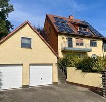 Wohnen mit Weitblick: Gepflegtes Einfamilienhaus mit PV-Anlage - Aurachtal