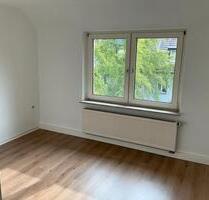 Frisch renovierte 3 Zimmer 75 m2 Wohnung mit Balkon, 4. Etg - Krefeld