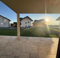 Erstbezug: attraktive 3-Zimmerwohnung mit Garten, Tiefgarage und Aufzug - Schonstett