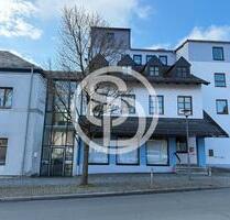 300 m² Gewerbefläche - flexibel gestaltbar - sofort verfügbar - zentral in Konradsreuth - mit Anlieferungsrampe - mit kleinem Garten – ansprechende Schaufensterfront für Ihre Werbung