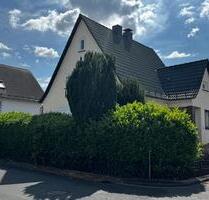 Willkommen zu Ihrem potenziellen neuen Zuhause in Niestetal-Sandershausen, einem charmanten Einfamilienhaus, das 1938 erbaut und in den von 2008-2010 modernisiert wurde. Das unterteilt sich im...