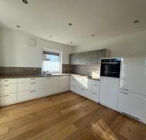 2-Zimmer Wohnung barrierefrei, Einbauküche, 2 Balkone und Garage - Tittling