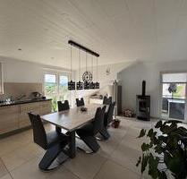 Exklusive 3,5 Zimmer-DG-Wohnung mit Balkon, Einbauküche, Schwedenofen u. Carport - Wehr