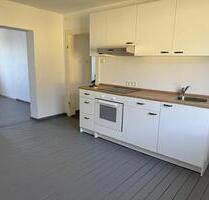 Zwei - Zimmer - Wohnung ab sofort frei, frisch modernisiert - Hof Neuhof