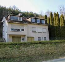 Zweigeschossiges Ein- Zweifamilienhaus in Alleinlage - Schmallenberg