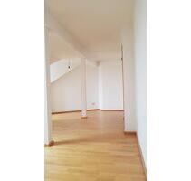 Stilvolle 4-Zimmer-Dachgeschosswohnung mit Balkon - Hof Altstadt