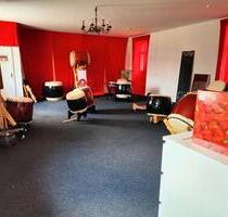 Grosser Raum zum vermieten - 600,00 EUR Kaltmiete, ca.  65,00 m² in Augsburg (PLZ: 86156) Bärenkeller