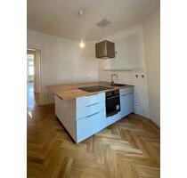 Helle 4-Raum-Wohnung mit moderner Kücheninsel in Berlin Mitte