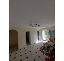 Erdgeschosswohnung mit 4 Zimmern, Garten, 2 Balkonen, Carport - Sinzing
