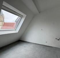 Kernsanierte 2 Zimmer DG Wohnung in Freiberg a.N. (WG-Geeignet) - Freiberg am Neckar