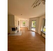 große 2-Zimmerwohnung, mit 100 m2 Garten, Terasse und TG-Stellpatz - Frankfurt am Main Nied