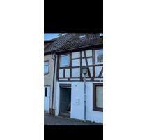 Zentrale Doppelhaushälfte mit Potenzial in Krautheim