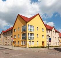 Große, lichtdurchflutete und barrierearme 2-Raum-Whg mitten im Zentrum Burgs.