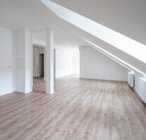 Highlight und ab 01.01.2026 zu mieten! 4-Raum-Dachgeschosswohnung mit Loggia, Aufzug und 2 Badezimmern! - Görlitz