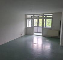 Helle und geräumige 3- Zimmerwohnung mit Loggia und Stellplatz, Zentrale Lage in Mühlhausen - Mühlhausen (Thüringen)