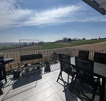Ab 01.09.25 verfügbar!!! Moderne 4-Zimmerwohnung mit großem Balkon, EBK und Blick ins Isartal - Moosthenning