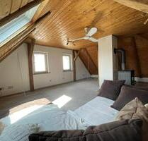 Helle 3-Zimmer-Dachgeschosswohnung mit Wohnküche und Kaminofen - Herzogenaurach