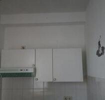 Wohnung mit EBK, möbliert (unlackierte Holzregale) - Halle (Saale) Silberhöhe