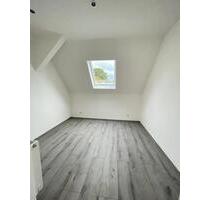 Modernisierte DG Wohnung mit 2 ZKDB - Hückelhoven