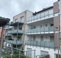 Frei ab 01.12.: Traumhafte Neubauwohnung in der Altstadt von Hof mit Balkon, Aufzug, EBK, modernem Bad & Carport