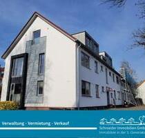 Renovierte Dachgeschosswohnung mit Einbauküche, Balkon & Keller - Zeven