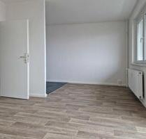 Wohnen mit Stil: Großzügige Wohnung mit Balkon und offener Küche ! 