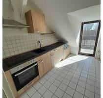 3 Zi DG Wohnung mit großen Balkon und EBK fast im Zentrum - Zwickau Innenstadt