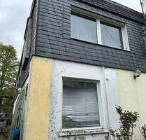 Stark Sanierungsbedürftige Doppelhaushälfte mit Einliegerwohnung und großem Grundstück - Gummersbach