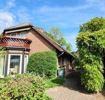 Großzügig + sehr gepflegt * 1-2 Familienhaus in ruhiger, bevorzugter Lage * 2 Küchen, 2 Bäder, Carport, Terrasse, Balkon, 2 Gartenteiche - Gorleben