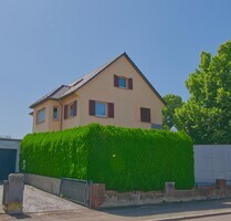 Top renoviert & gut vermietet! Charmante 2,5 Zimmer-Dachgeschosswohnung mit Stellplatz - Villingen-Schwenningen