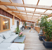 Sehr gepflegte, helle 4-Zimmer Wohnung mit großer Dachterrasse in Surheim - Saaldorf-Surheim