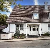 LUXURIÖSES TRAUMHAUS MIT POOL - 1.190.000,00 EUR Kaufpreis, ca.  240,00 m² Wohnfläche in Essen (PLZ: 45136)