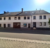 Geräumiges Zweifamilienhaus mit Gewerbe, vielen Stellplätzen und idyllischem Garten in Friedelhausen