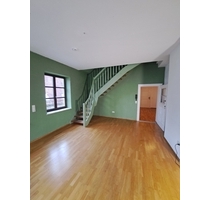 Haus im Haus! Große, denkmalgeschützte Altbauwohnung zum Selbstgestalten in der Augsburger Altstadt