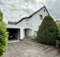 Ein- bis Zweifamilienhaus in Rodgau-Hainhausen – Zwei Wohneinheiten, gepflegter Garten & Nähe zur S-Bahn