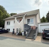 Schmitten: Leben im Grünen im Niedrigenergiehaus! EFH mit 100m² großer ELW in Top-Waldrandlage
