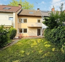 Familienfreundliches Mittelhaus mit schönem Garten in Frankfurt-Berkersheim - Frankfurt am Main