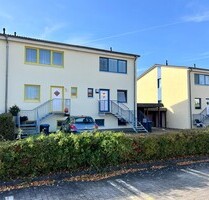 HORN IMMOBILIEN ++RESERVIERT! Neubrandenburg Brodaer Höhe, renoviertes Reihenendhaus mit Keller und Carport
