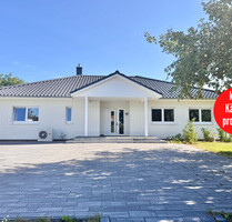 HORN IMMOBILIEN ++ Winkelbungalow 5 km bis Neubrandenburg, Baujahr 2022, Doppelgarage + Carport - Sponholz