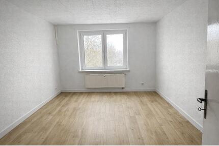 Ganz oben ankommen - Sanierte 3-Raum-Wohnung mit Balkonblick zur Mulde - Dessau-Roßlau