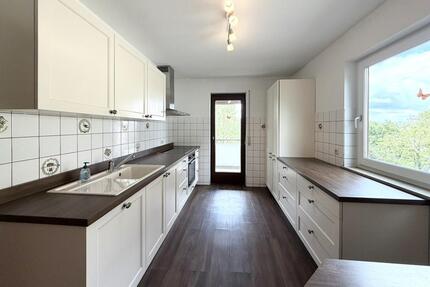 Geräumige 3,5-Zimmer-Wohnung mit hochwertiger Küche, Südbalkon & Stellplatz - Stuttgart Neuwirtshaus
