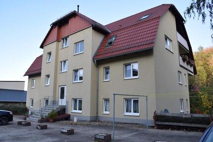 Diese gepflegte 2-Zimmer-Dachgeschosswohnung in Nossen überzeugt mit einer durchdachten Raumaufteilung und einer Wohnfläche von ca. 61 m². Das Mehrfamilienhaus wurde im Jahr 2002 errichtet und...