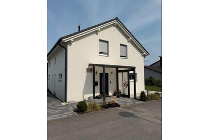 5-Zi.-EFH mit schönem Garten, 3 Garagen, EBK - Wonfurt Steinsfeld