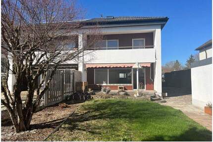 AIGNER - Charmante Doppelhaushälfte mit großzügigem Garten in Unterhaching