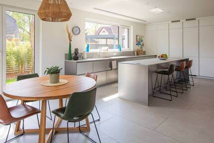 Modernes Einfamilienhaus (2023) mit großem Wohnbereich, Premiumküche & Garten in ruhiger Lage - Berlin Niederschönhausen