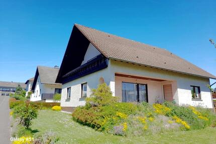 Freistehendes Einfamilienhaus mit Garage in guter Lage - Staudernheim