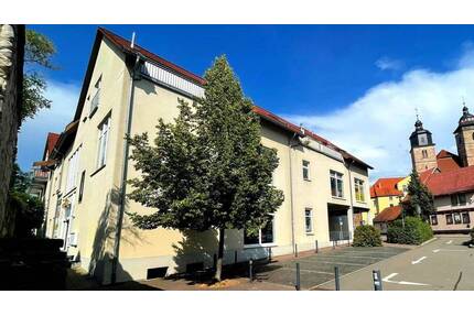 Dachgeschosswohnung mit Balkon, Einbauküche und Aufzug in Schmalkalden