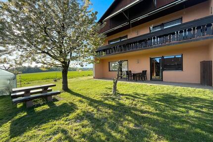Renovierte 2-Zimmer-Wohnung mit Kellerraum, Terrasse & Carport - Schondra