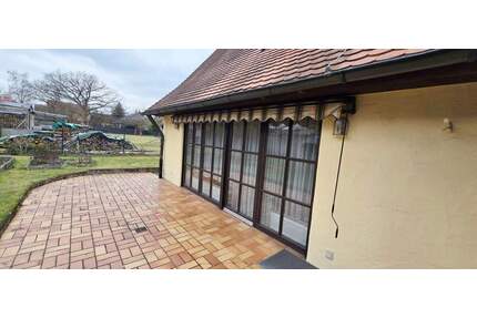 Ein- bis Zweifamilienhaus mit großem Garten & Doppelgarage in Nürnberg-Kornburg